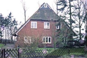 Steinfeld 18: giebelständige Backsteinkate mit Reetdach: Straßenfront