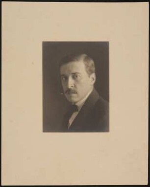 Portrait von Hofmannsthal im Halbprofil, mit Fliege