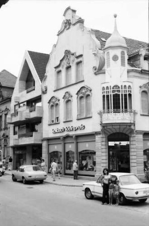 Zell am Harmersbach: Jugendstilhaus neben Neubau in der Hauptstraße