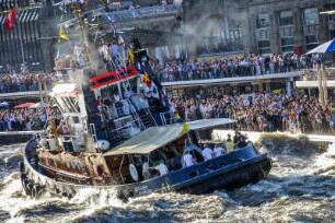 Vor den St. Pauli Landungsbrücken gibt es eine Traditions-Vorführung der Hamburger Hafenschlepper