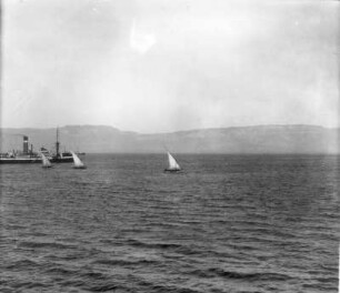 Ägypten. Großer Bittersee mit Frachter und arabischen Dhaus gegen Hügelkette in der Arabischen Wüste. Blick von Ostsüdost