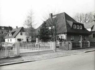 Dresden-Blasewitz, Händelallee 16 a. Wohnhaus (1901/1990). Straßenansicht