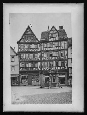 Engelsbrunnen und Häuser in der Rathausgasse: Schelhaas, Lebensmittelgeschäft Kupsch, Witt