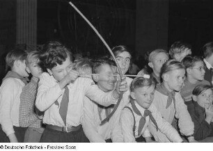 Kinder beim Bogen schießen