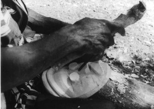 Im Allgemeinen arbeiten afrikanische Schnitzer nur mit Dechsel und Messer. Tame verwendet auch einen Meißel.