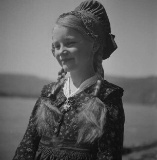Mädchen in Wachauer Tracht am Ufer der Donau