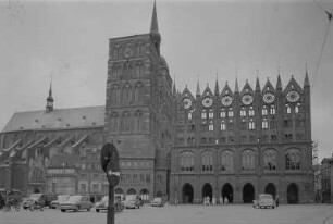 Stralsund. Alter Markt mit Rathaus und St.-Nikolai-Kirche