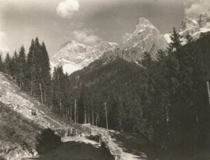 Südtiroler Dolomiten. Gebirgslandschaft mit Straße. (Rosengartengruppe?)