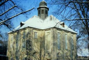 Kreuzkirche, sternförmiger Bau mit Dachreiter