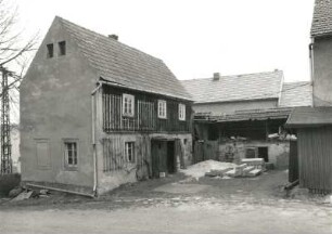 Medingen, Dorfstraße 17. Bauernhof (1701/1800 begonnen). Hofansicht des Auszugshauses