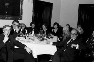 Freiburg: Kaufhaussaal, Tische, Zens, Schwarz, Rudloff, Kopf, Frau ?, Frau Kopf, Haas, Ernst, Frau ?