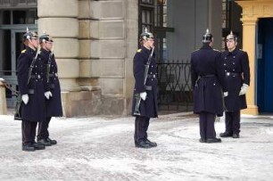 Stockholm - Wachaufzug am Schloss : Dragoner der Königlichen Leibgarde, Wachablösung vor dem Schloss, aufgenommen 2006 in Stockholm