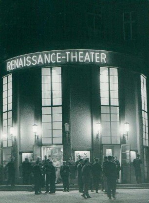 Renaissance-Theater am Abend