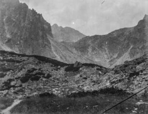 Gebirgslandschaft : Blick in eine Gebirgslandschaft. Im Vordergrund Felsen und Steine, dahinter Berge