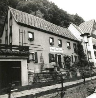 Stadt Wehlen, Mennickestraße 21. Wohnhaus mit Hans-Sachs-Klause. Straßenansicht