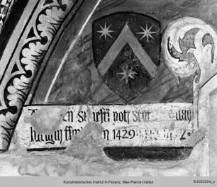 Wappen der Tucci mit Inschrift - Dekoration der Ostwand und Gewölbe mit Maestà, Heiligen, thronendem Christus, Engeln und Wappen