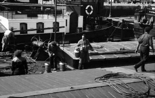 Antwerpen: Schiffer auf ihren Kähnen, in der Schleuse
