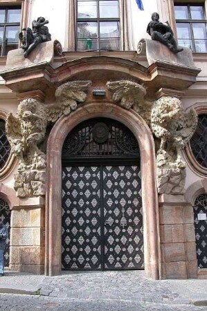 Prag - Italienische Botschaft : Portal der italienischen Botschaft. Aufgenommen 2004 in Prag