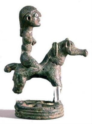 Geometrische Statuette eines Reiters auf radförmiger Basis