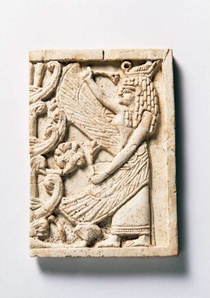Elfenbeinrelief: "Göttin am Sakralbaum"