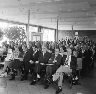 Stormarnschule: Gymnasium: Waldstraße: 50-jähriges Jubiläum: Festakt in der Pausenhalle: Blick auf die Gäste, 16. Mai 1977