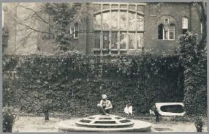 Brunnen mit Kauernder, 1925, Bronze und Kalkstein