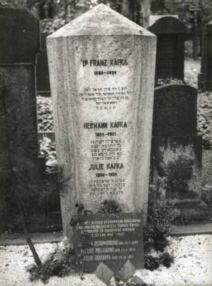 Grabmal der Familie Franz Kafka : Grabmal der Familie Franz Kafka. Kalkstein (?). nach 1924. Prag-Žižkov, Neuer Jüdischer Friedhof