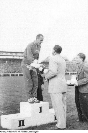 Dresden. Emil Zátopek (Bildmitte?), Olympiasieger im Marathonlauf 1952 in Helsinki, in Dresden zu Wettkämpfen in der Leichtathletik im Rudolf-Harbig-Stadion, Oktober 1950