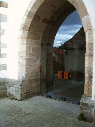 Kirchturm von Süden - Basis mit ehemaligem Turmchor und Zugangsbogen (Romanischer Chorturm)