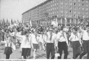 Dresden, 1.Mai (Internationaler Kampf- und Feiertag der Werktätigen), Maidemonstration auf der Ernst-Thälmann-Straße (heute: Wilsdruffer Straße), 1. Mai 1967