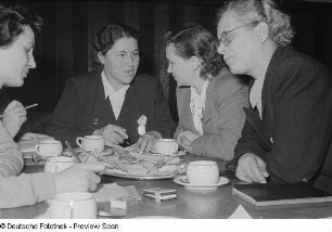 Frauen aus der Sowjetunion und der DDR sowie anderen Ländern beim Kaffeetrinken