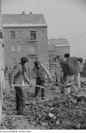 Jungen schaufeln Trümmer auf der Baustelle Doktor-Hermann-Duncker-Straße