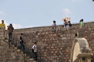 Dubrovnik. Japanische Touristen auf der Stadtmauer