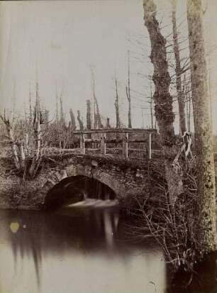 Brücke über einen kleinen Fluss