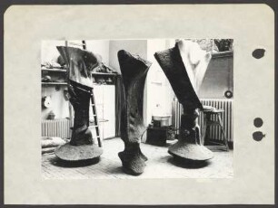 Werkstattaufnahme von Bernhard Heiligers drei Skulpturen „Vertikale Motive I-III“