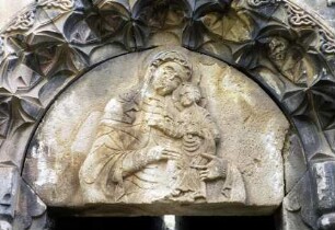 Tympanon mit einem Relief der Madonna Eleusa
