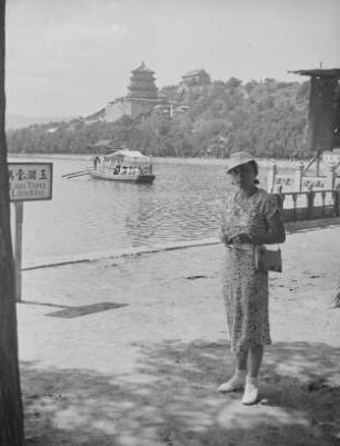 Reise nach China. Peking. Neuer Sommerpalast : Ansicht mit Frau des Fotografen an Bootsanlegestelle im Kunming-See