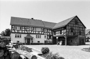 Wohnhaus und Scheune (Wohnhaus und Scheune, Fachwerk); Burgwald, Dorfstraße 6