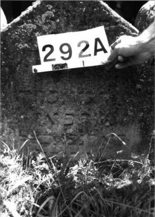 Grabstein 292 (Index: 100085081) Zustand: vorne völlig verwittert Maße HxBxT: 68x63x11 cm Beschreibung: Stele, giebelartiger Abschluß mit Eckakroteren: Grabstein 292A