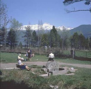 Pyrenäen. Spanische Seite. Rastplatz mit Brunnen für Pilger und Touristen