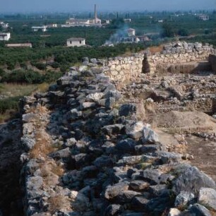 Tiryns, Westmauer der Unterburg. Schlupfpforte und 30 m lange Brunnengänge, Mitte 13. Jh. v. Chr.