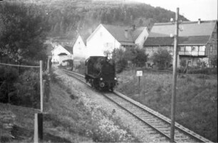 Spritzzug mit Lok 141, Gauselfingen, spitzgiebelige Bauernhäuser