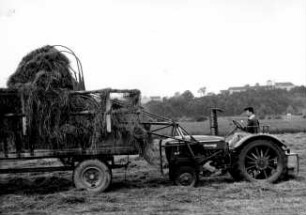 Hanomag Frontlader beim Heuladen