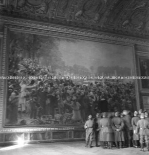 Deutsche Soldaten vor einem Gemälde (in der Schlachtengalerie in Schloss Versailles?)