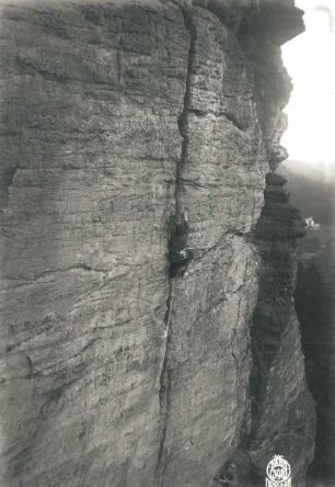 Sächsische Schweiz, Bielatal. Daxenstein. Seilschaft Flügel im Perryriß (VIIb, mit Markierung)