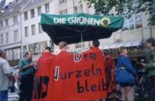 Bonner Antifa-Gruppe umringt einen Wahlkampfstand der Grünen zur Europawahl