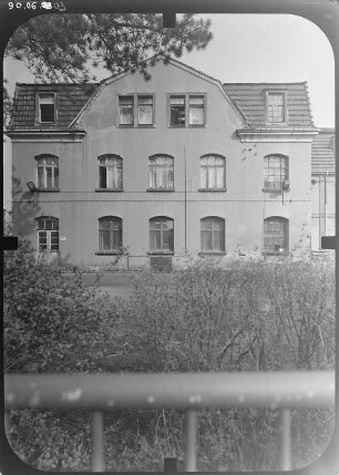 Heidenau, Einsteinstraße 8 (?). Wohnhaus. Straßenfront (Teilansicht)