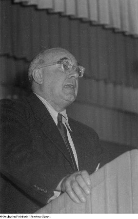 Portrait Johannes R. Bechers am Rednerpult während der Eröffnungsrede der Dritten Verlegerkonferenz