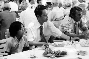 26. Tagung 1976 Physiker; Gruppen beim Bayrischen Frühstück: Leo Esaki mit Sohn, Ivar Giaever