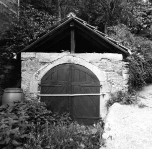Kellerhals; Bensheim, Hinter den Zäunen